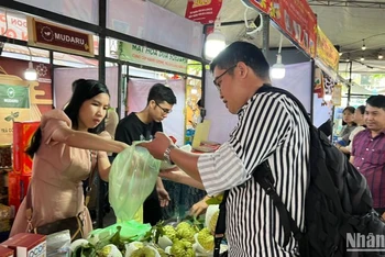 Người tiêu dùng mua sắm tại hội chợ.
