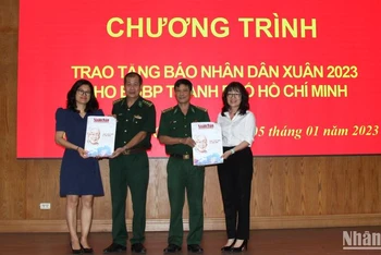 Tổng Công ty Cấp nước Sài Gòn tặng báo Xuân Nhân Dân Quý Mão cho Bộ đội Biên phòng Thành phố Hồ Chí Minh. (Ảnh: Thế Anh).