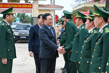 Chủ tịch Quốc hội Vương Đình Huệ và đoàn công tác đến thăm Đồn Biên phòng Nhật Lệ, thành phố Đồng Hới.