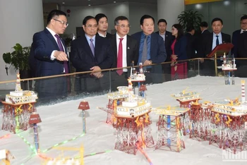 Thủ tướng Phạm Minh Chính tham quan các mô hình về hoạt động khai thác dầu khí. (Ảnh: Trần Hải)