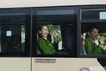 Niềm vui của các bạn sinh viên Học viện Cảnh sát nhân dân trên những chuyến xe về quê đón Tết với gia đình.