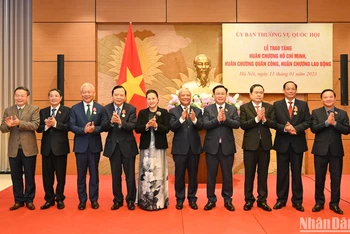 Chủ tịch Quốc hội Vương Đình Huệ, nguyên Chủ tịch Quốc hội Nguyễn Thị Kim Ngân chụp ảnh lưu niệm với các đại biểu.