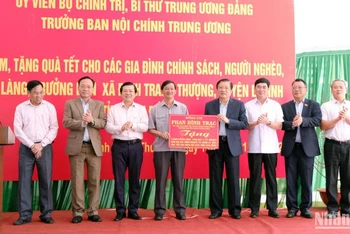 Đồng chí Phan Đình Trạc trao 1.000 phần quà tặng các hộ nghèo tỉnh Lâm Đồng.