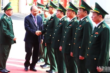 Chủ tịch nước thăm, chúc Tết cán bộ, chiến sĩ Bộ đội Biên phòng tỉnh Đắk Lắk. (Ảnh: Công Lý)