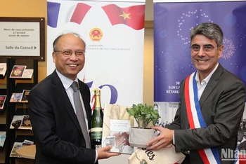 Thị trưởng François Guy Trébulle tặng cây lưu niệm cho Đại sứ Đinh Toàn Thắng với lời chúc rằng tình đoàn kết và hữu nghị giữa hai nước sẽ ngày càng phát triển.