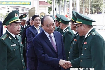 Chủ tịch nước Nguyễn Xuân Phúc thăm, chúc Tết cán bộ, chiến sĩ Bộ đội Biên phòng tỉnh Đắk Lắk. (Ảnh: TTXVN)