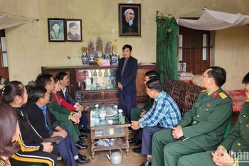 Đại diện lãnh đạo, chỉ huy Sư đoàn 325 (Quân đoàn 2) thăm hỏi, tặng quà gia đình chính sách ở tổ dân phố Minh Lập, thị trấn Chũ, huyện Lục Ngạn, tỉnh Bắc Giang.