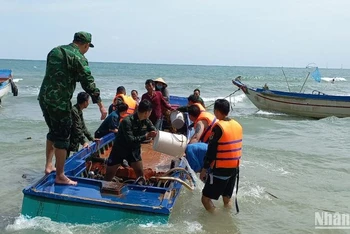 Vỏ composite của người dân gặp nạn được lực lượng Đồn Biên phòng Hòn Sơn hỗ trợ trục vớt đưa vào bờ an toàn.