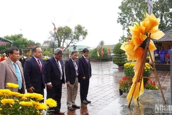 Các đồng chí lãnh đạo tỉnh Gia Lai dâng hương, dâng hoa trước tượng đài Hoàng đế Quang Trung-Nguyễn Huệ.