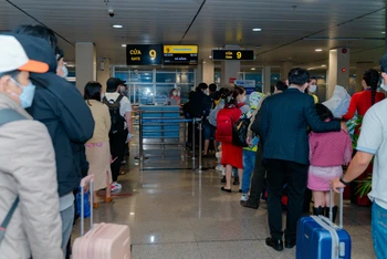 Hành khách đi máy bay Vietravel Airlines làm thủ tục hàng không, kiểm tra an ninh tại sân bay.