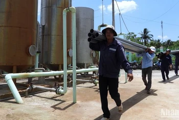 Vận chuyển vật tư phục vụ mở rộng tuyến ống nhánh cung cấp nước sạch vùng nông thôn Cà Mau.