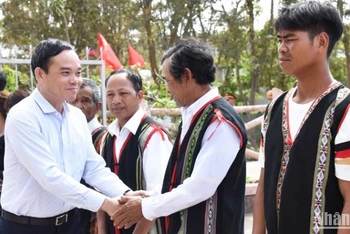 Phó Thủ tướng Chính phủ Trần Lưu Quang động viên dân làng Đê Kjêng (xã Ayun, huyện Mang Yang) phát huy tinh thần đoàn kết, giúp nhau phát triển kinh tế. 