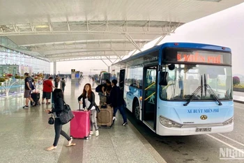 Hành khách sử dụng dịch vụ NIA-shuttle bus.