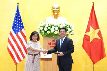 Bộ trưởng Nguyễn Hồng Diên và Đại diện Thương mại Hoa Kỳ Katherine Tai.