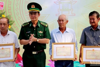 Lãnh đạo Bộ đội biên phòng Kiên Giang khen thưởng các tập thể và cá nhân có thành tích xuất sắc trong tham gia bảo vệ chủ quyền lãnh thổ, an ninh biên giới quốc gia trong tình hình mới. (Ảnh: TIẾN VINH)