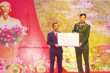 Bộ đội Biên phòng Quảng Bình trao tiền hỗ trợ sửa chữa trường học cho xã Thượng Trạch.