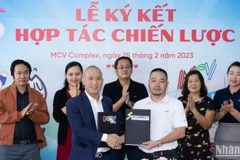 Ông Tạ Mạnh Hoàng, Nhà sáng lập, Tổng giám đốc Sconnect (bên trái) và ông Phạm Từ Liêm, Chủ tịch MCM Group (bên phải) ký kết hợp tác chiến lược. 