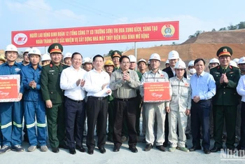 Thủ tướng Phạm Minh Chính tặng quà động viên các đơn vị tham gia thi công Nhà máy Thuỷ điện Hoà Bình mở rộng.