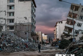 Nhiều tòa nhà bị sập trong trận động đất ở Samandag, Thổ Nhĩ Kỳ. (Ảnh: AFP/TTXVN)