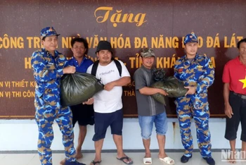Cán bộ, chiến sĩ trên đảo Đá Lát, huyện đảo Trường Sa (Khánh Hòa) hỗ trợ lương thực, thực phẩm cho ngư dân.