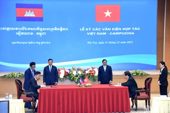 Thủ tướng Phạm Minh Chính và Thủ tướng Vương quốc Campuchia Samdech Moha Bovor Thipadei Hun Manet chứng kiến Lễ ký bản ghi nhớ về hợp tác trong lĩnh vực khoa học, công nghệ và đổi mới sáng tạo.