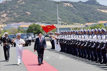 Chủ tịch Quốc hội Vương Đình Huệ đến thăm Lữ đoàn tàu ngầm 189. 