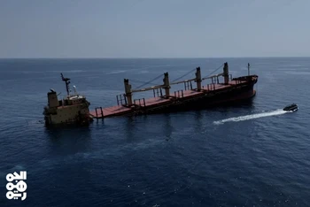 Tàu chở phân bón Rubymar chìm ngoài khơi Yemen, trên Biển Đỏ, sau khi trúng tên lửa của lực lượng Houthi, ngày 26/2/2024. Ảnh: AFP/TTXVN.
