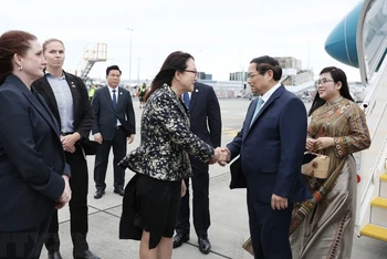 Thủ tướng Phạm Minh Chính và Phu nhân cùng Đoàn đại biểu cấp cao Việt Nam đến thành phố Auckland, bắt đầu chuyến thăm chính thức New Zealand theo lời mời của Thủ tướng Christopher Luxon. Ảnh: TTXVN