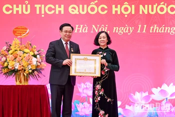 Đồng chí Trương Thị Mai, Ủy viên Bộ Chính trị, Thường trực Ban Bí thư, Trưởng ban Tổ chức Trung ương trao Huy hiệu 40 năm tuổi Đảng tặng Chủ tịch Quốc hội Vương Đình Huệ.