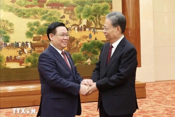 Chủ tịch Quốc hội Vương Đình Huệ với Ủy viên trưởng Ủy ban Thường vụ Nhân đại toàn quốc Trung Quốc Triệu Lạc Tế. Ảnh: TTXVN