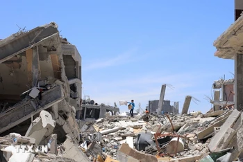 Cảnh đổ nát sau cuộc tấn công của Israel tại thành phố Khan Younis, miền Nam Dải Gaza. Ảnh: THX/TTXVN.