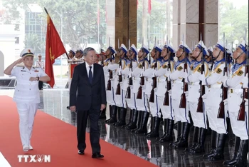 Chủ tịch nước Tô Lâm duyệt đội danh dự Quân chủng Hải quân. Ảnh: TTXVN. 