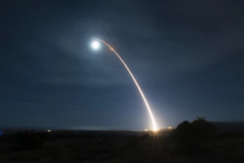 Một vụ thử tên lửa đạn đạo liên lục địa (ICBM) Minuteman III của Mỹ tại căn cứ không quân Vandenberg, bang California ngày 5/2/2020. Ảnh: AFP/TTXVN.