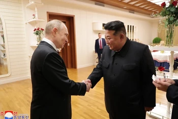 Nhà lãnh đạo Triều Tiên Kim Jong-un (phải) và Tổng thống Nga Vladimir Putin tại cuộc gặp ở Bình Nhưỡng ngày 19/6/2024. Ảnh: Yonhap/TTXVN.