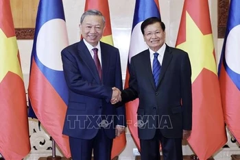 Chủ tịch nước Tô Lâm và Tổng Bí thư, Chủ tịch nước Lào Thongloun Sisoulith chụp ảnh chung. 
