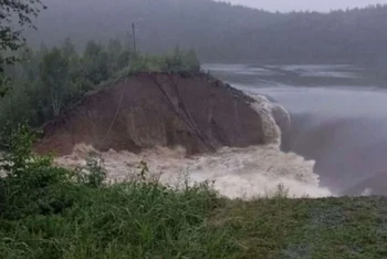 Vỡ đập tại Nga. (Nguồn: The Moscow Times/TTXVN)