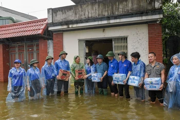 Đoàn trao quà trực tiếp cho người dân bị ảnh hưởng bởi mưa lũ tại huyện Chương Mỹ.