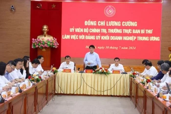 Đồng chí Lương Cường, Ủy viên Bộ Chính trị, Thường trực Ban Bí thư phát biểu tại buổi làm việc.