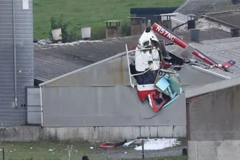 Hiện trường vụ trực thăng đâm vào tòa nhà tại hạt Westmeath, Ireland. (Ảnh: Getty Images/TTXVN)