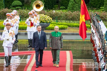 Chủ tịch nước Tô Lâm và Tổng thống Timor Leste José Ramos-Horta duyệt đội danh dự Quân đội nhân dân Việt Nam.