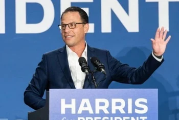 Ông Josh Shapiro, Thống đốc bang Pennsylvania, phát biểu tại cuộc mít-tinh ủng hộ bà Kamala Harris tranh cử Tổng thống Mỹ, ngày 29/7/2024. (Ảnh: Getty Images/TTXVN)