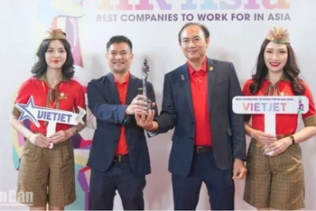 Phó Tổng giám đốc Vietjet Tô Việt Thắng (thứ 2 từ phải sang) đại diện Vietjet nhận giải thưởng Nơi làm việc tốt nhất châu Á 2024.