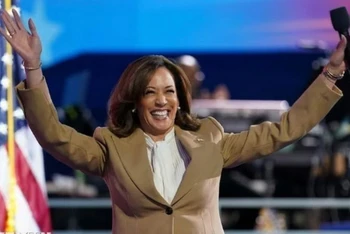 Phó Tổng thống Mỹ Kamala Harris giành được sự ủng hộ lớn tại Đại hội toàn quốc của đảng Dân chủ ở Chicago, Illinois, ngày 19/8/2024. (Ảnh: Reuters/TTXVN)