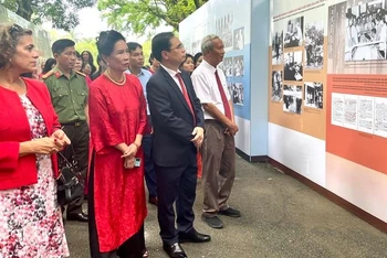 Các đại biểu và công chúng tham quan Triển lãm “55 năm ngày Bác đi xa, 55 năm bảo tồn và phát huy giá trị Khu Di tích Chủ tịch Hồ Chí Minh tại Phủ Chủ tịch (1969-2024)". (Ảnh: TRANG ANH)