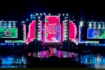 Sân khấu ngoài trời tại Quảng trường Lâm Viên, thành phố Đà Lạt sẵn sàng cho “Dalat Color Fun Festival 2024”.