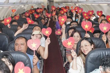 Rực rỡ cờ đỏ sao vàng chào mừng Quốc khánh 2/9 trên những chuyến bay Vietjet