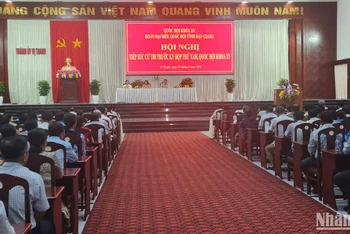 Quang cảnh cuộc tiếp xúc cử tri chiều 30/9 tại Thành phố Vị Thanh. (Ảnh: PHÙNG DŨNG)