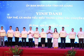 Lãnh đạo tỉnh Hà Giang tặng bằng khen cho các tập thể, cá nhân có thành tích xuất sắc trong công tác chuyển đổi số.