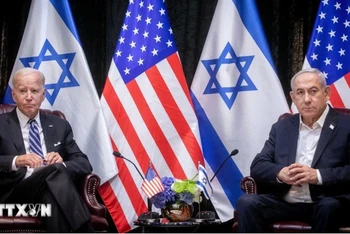 (Tư liệu) Tổng thống Mỹ Joe Biden (trái) trong cuộc gặp Thủ tướng Israel Benjamin Netanyahu tại Tel Aviv ngày 18/10/2023. (Ảnh: AFP/TTXVN)