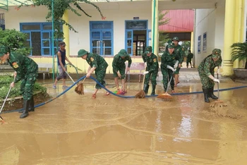 Bộ đội Biên phòng Quảng Bình giúp Trường trung học cơ sở Phong Thủy, huyện Lệ Thủy dọn vệ sinh trường lớp.